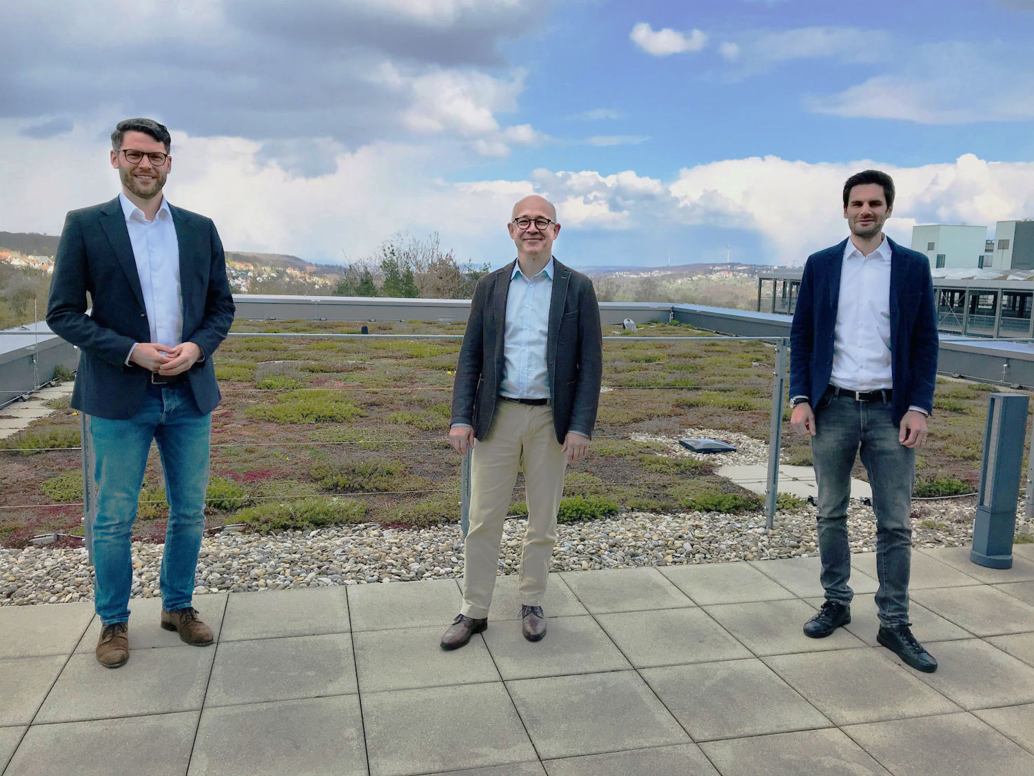 Dr. Bernd Voelpel und Stephan Hihn von Leadec mit Dr. Lukas Biedermann von Sparetech auf einer Dachterrasse.