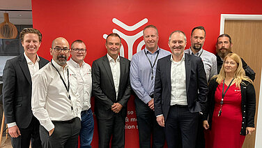 Gruppenfoto mit Vertretern von Leadec und Elmleigh.