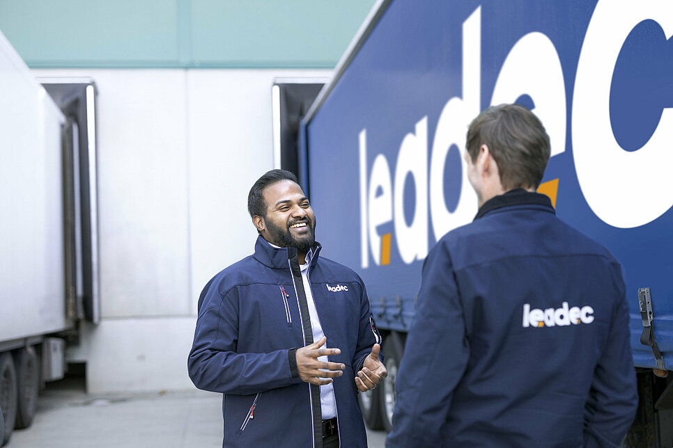 [Translate to Deutsch (DE):] Two Leadec employees talking next to a truck