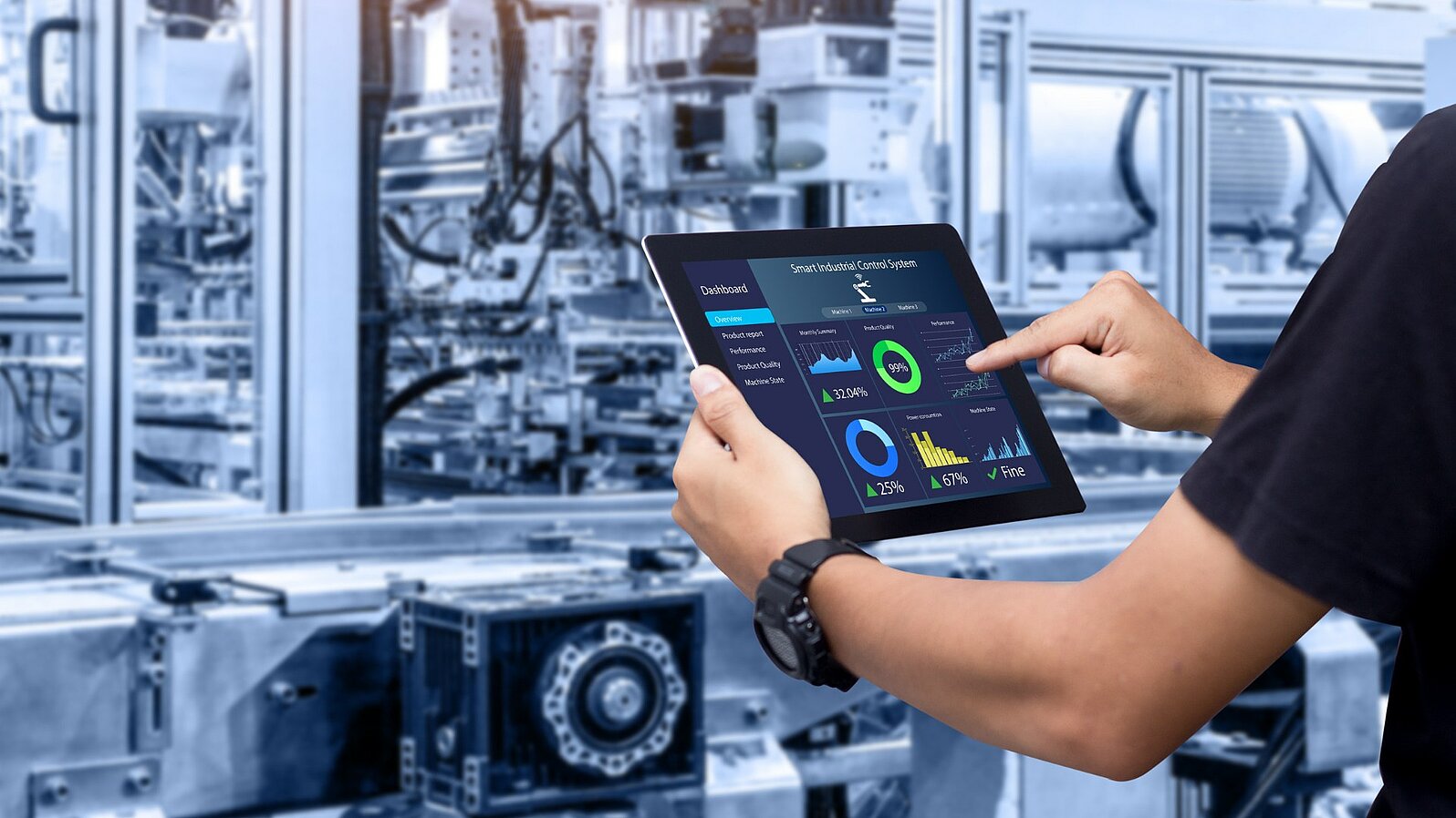 Mitarbeiter mit Tablet in der Hand prüft Performance einer Maschine.