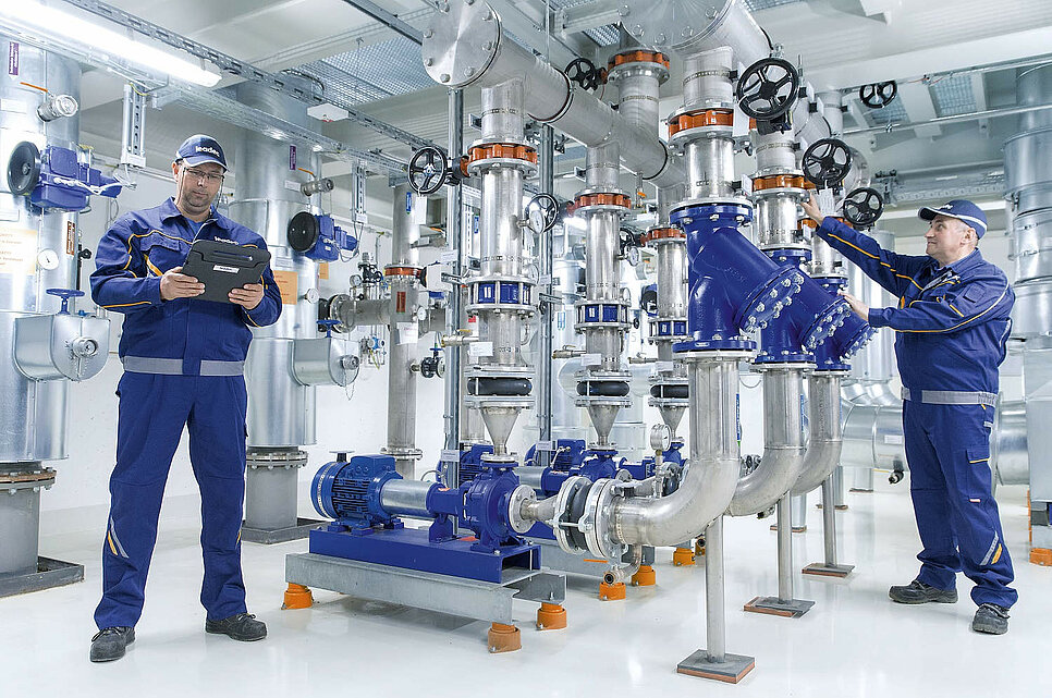 Zwei Leadec-Mitarbeiter in einer Fabrik.