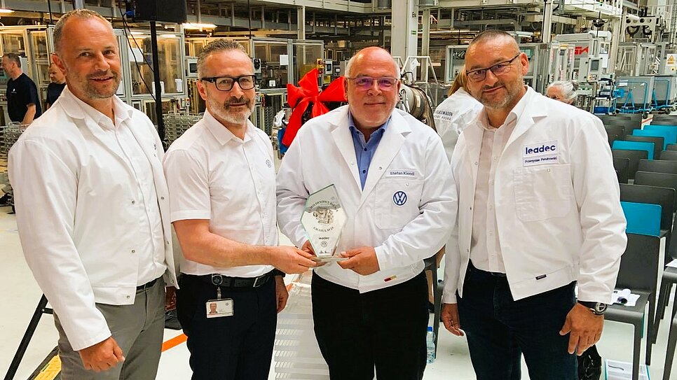 Auf dem Foto v.l.n.r.: Dariusz Kowalski (Leadec), Jacek Rostkowski und Stefan Kiendl (Volkswagen Motor Polska) und Przemysław Pendrowski (Leadec).