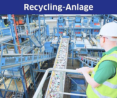 Mann steht an einem Geländer in einer Recycling-Anlage.