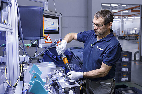 Leadec Mitarbeiter bei der Vormontage von Zusammenbauteilen für Elektrofahrzeuge.