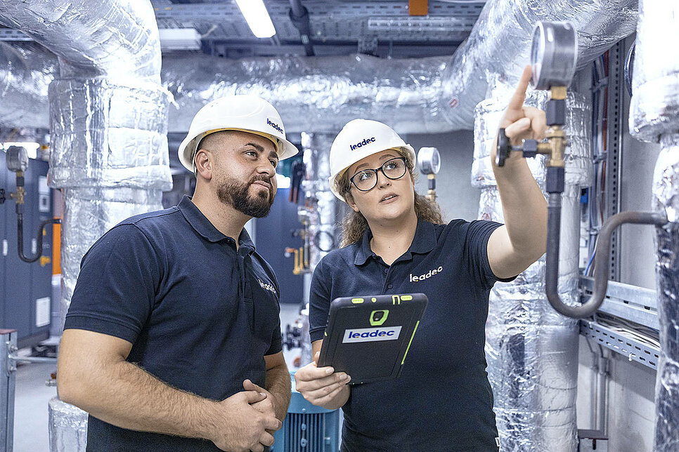 Zwei Leadec-Mitarbeitende bei der Inspektion des Heizkraftwerks.